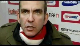 Paolo Di Canio pontapeia jogador da sua equipa e é expulso