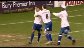 Jogadores do Bury discutem por um penalty