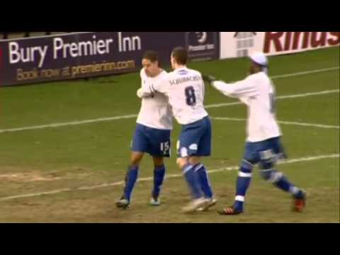 Jogadores do Bury discutem por um penalty