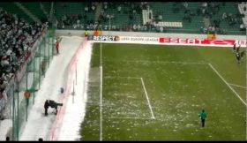 Adeptos do Legia atiram bolas de neve sobre jogadores do Sporting