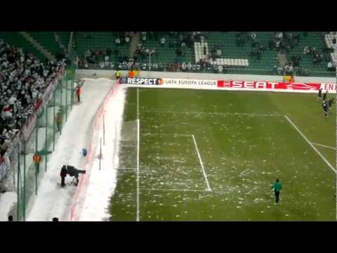 Adeptos do Legia atiram bolas de neve sobre jogadores do Sporting