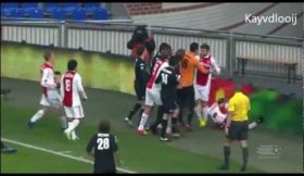 De Jong (Ajax) aprendeu que as chuteiras são para andar na relva