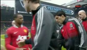 Suárez recusa aperto de mão de Evra…Racismo?