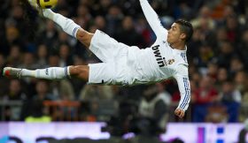 C. Ronaldo tenta o golo com um pontapé de bicicleta