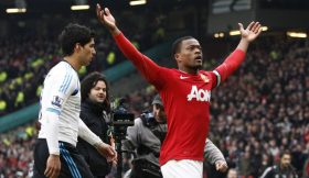 Evra festeja vitória na cara de Suarez