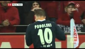 Podolski atingido por uma moeda