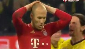 Robben falha penalti e é gozado na cara