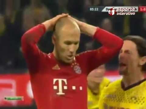 Robben falha penalti e é gozado na cara