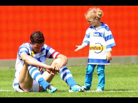 Filha tenta consolar Pai após despromoção do seu clube