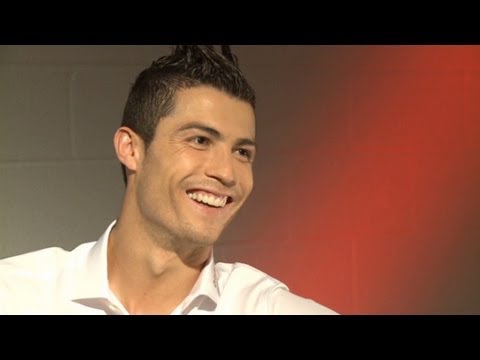 Cristiano Ronaldo abre o livro e diz que é melhor do que Messi