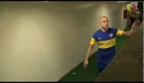 Jogador do Boca Juniors rouba máquina fotográfica