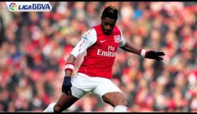 Alex Song assina pelo Barcelona