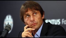 Antonio Conte irritado em conferência de imprensa