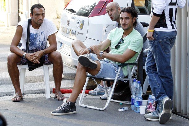 Jogador do Verona acorrenta-se e faz greve de fome