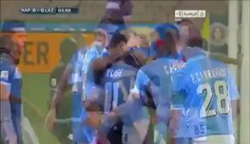 Miroslav Klose pede ao árbitro para anular golo