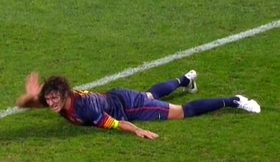 Arrepiante: Puyol cai sobre o braço