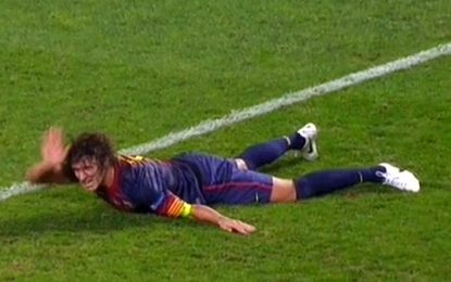 Arrepiante: Puyol cai sobre o braço