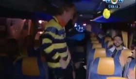 Kuyt e Gönül dançam Gangnam Style no autocarro