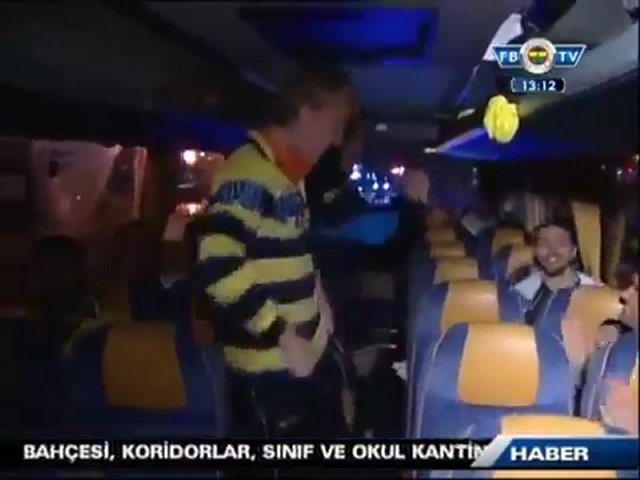 Kuyt e Gönül dançam Gangnam Style no autocarro