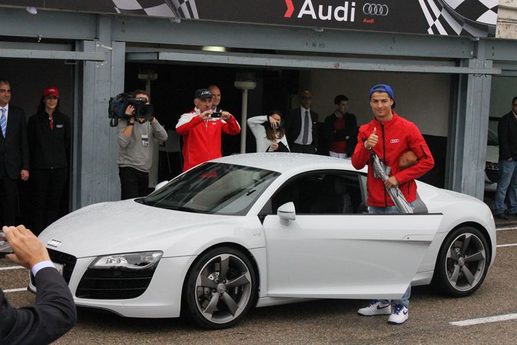 Real Madrid presenteado com carros da Audi