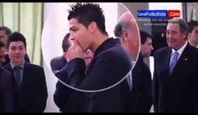 Ronaldo esconde pastilha durante cerimónia oficial