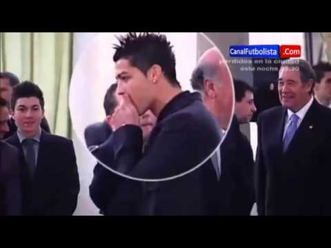 Ronaldo esconde pastilha durante cerimónia oficial