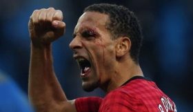 Ferdinand atingido por moeda no derby de Manchester