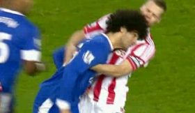 Fellaini cabeceia jogador do Stoke City