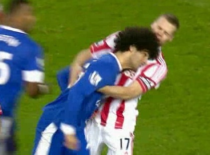 Fellaini cabeceia jogador do Stoke City