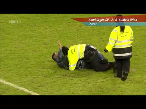 Adepto do Hamburgo humilha seguranças do estádio