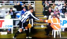 Jogador do Newcastle encontra e devolve nota de £5