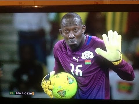 Guarda-redes do Burkina Faso agarra bola fora da área e é expulso!