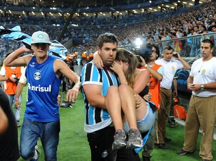 Vedação da Arena Grêmio cede durante jogo da Libertadores