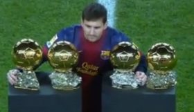 Messi junta as 4 Bolas de Ouro e mostra-as aos adeptos do Barça