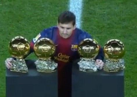 Messi junta as 4 Bolas de Ouro e mostra-as aos adeptos do Barça