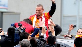 Loucura em Istambul com a chegada de Sneijder