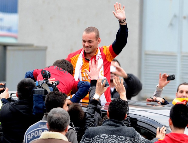 Loucura em Istambul com a chegada de Sneijder