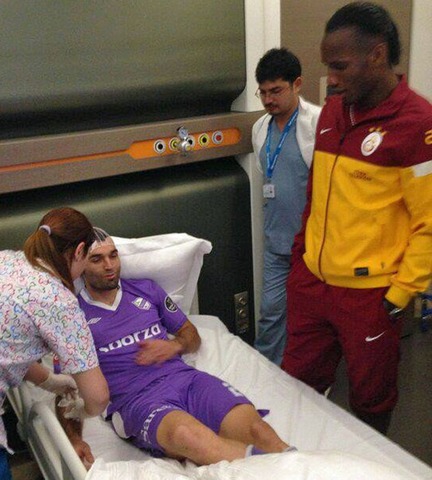 Drogba põe Barral no hospital