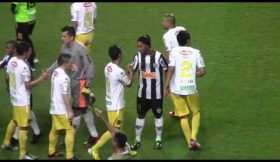 Boliviano faz vénia a Ronaldinho