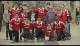 Jogadores do Benfica trocam de camisa com desconhecidos