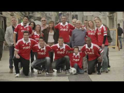 Jogadores do Benfica trocam de camisa com desconhecidos