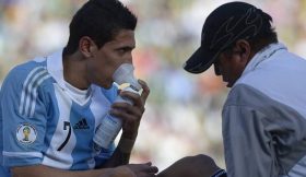 Di Maria e Messi arrasados com a altitude na Bolívia