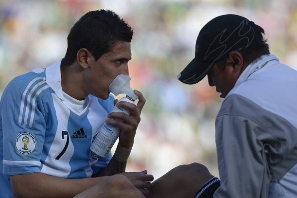 Di Maria e Messi arrasados com a altitude na Bolívia