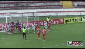 Jogador brasileiro impede golo certo de forma caricata