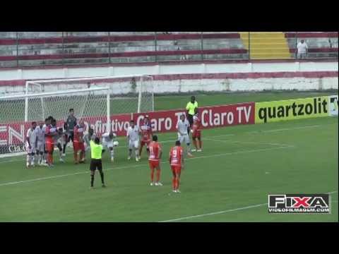 Jogador brasileiro impede golo certo de forma caricata