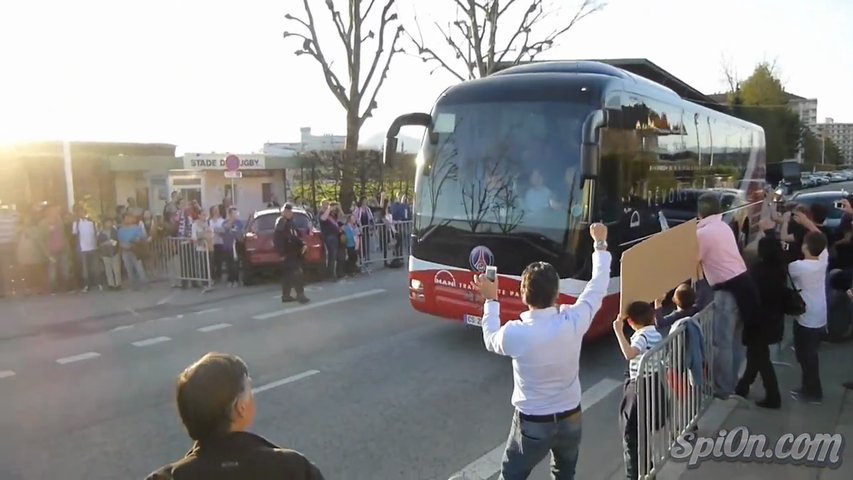 Autocarro do PSG fica sem retrovisor