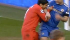 Luis Suarez morde Ivanovic