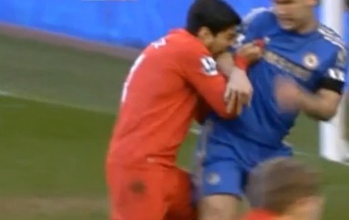 Luis Suarez morde Ivanovic