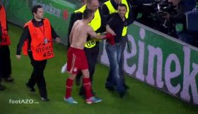 Ribery oferece camisa a adepto que invadiu Camp Nou