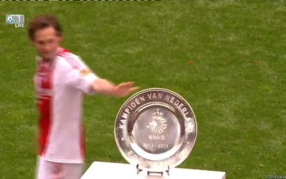 Ajax: Blind deita troféu ao chão durante comemoração do título